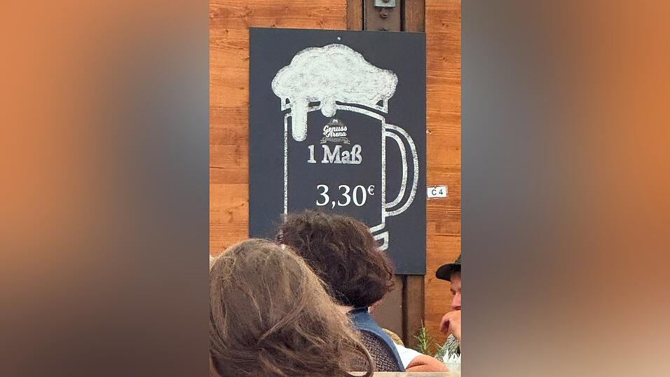 Ein Gast machte sich seinen eigenen Maßpreis, indem er den Einser verschwinden ließ. Ein Gast machte sich seinen eigenen Maßpreis, indem er den Einser verschwinden ließ.
