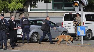 Polizeibeamte mit einem Spürhund treffen während eines Bombenalarms an einer Schule in Arras ein. Polizeibeamte mit einem Spürhund treffen während eines Bombenalarms an einer Schule in Arras ein.