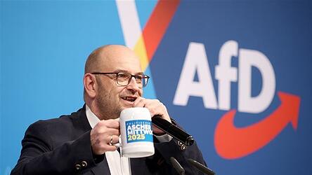 Bayern-AfD-Chef Stephan Protschka sitzt künftig mit 21 weiteren bayerischen AfDlern in Berlin im Bundestag. Auch das feiert er beim Aschermittwoch.