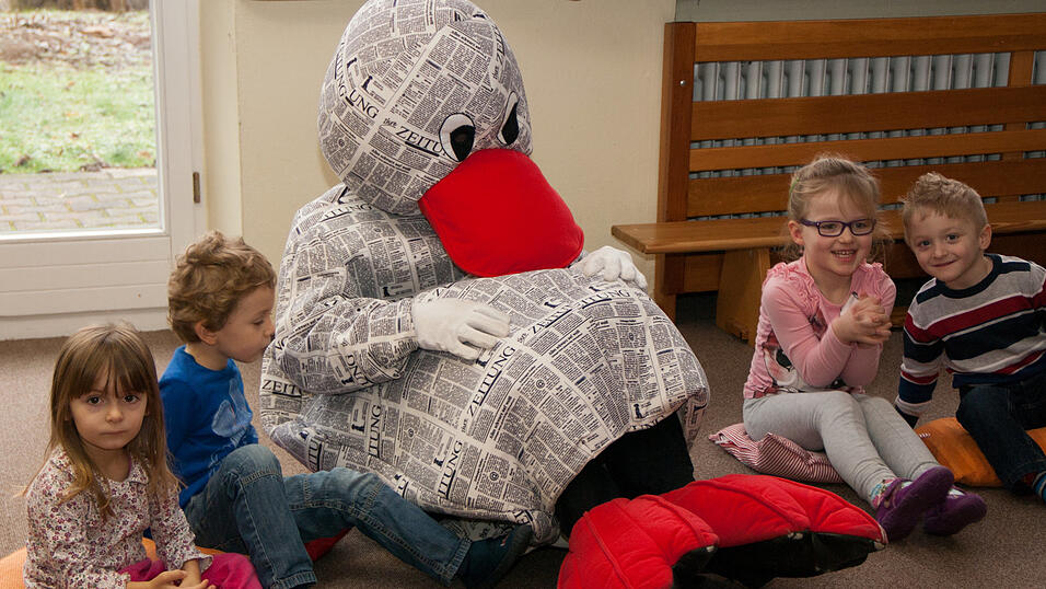 20 Kindergartenkinder des Städtischen Kindergartens in Sossau testen Anfang Januar für drei Wochen ein besonderes Projekt der Mediengruppe Straubinger Tagblatt//Landshuter Zeitung. Nach dem Zeitungsprojekt in Schulen starten die Redakteure der Jugend- und Schulredaktion das Pilotprojekt 'Zeitung im Kindergarten'. Besonderes Highlight: Zeitungsmaskottchen Paula Print. 20 Kindergartenkinder des Städtischen Kindergartens in Sossau testen Anfang Januar für drei Wochen ein besonderes Projekt der Mediengruppe Straubinger Tagblatt//Landshuter Zeitung. Nach dem Zeitungsprojekt in Schulen starten die Redakteure der Jugend- und Schulredaktion das Pilotprojekt 'Zeitung im Kindergarten'. Besonderes Highlight: Zeitungsmaskottchen Paula Print.