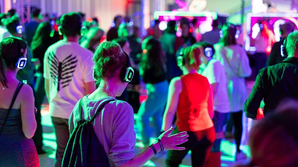 Getanzt wurde zu unterschiedlicher Musik. Getanzt wurde zu unterschiedlicher Musik.