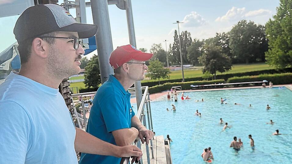 Julian F&uuml;hrer ( l.) und Christian Wimbauer sorgen daf&uuml;r, dass G&auml;ste einen unbeschwerten sicheren Badetag genie&szlig;en k&ouml;nnen. Rund 38.000 Badeg&auml;ste haben das Bad in diesem Sommer bereits besucht.