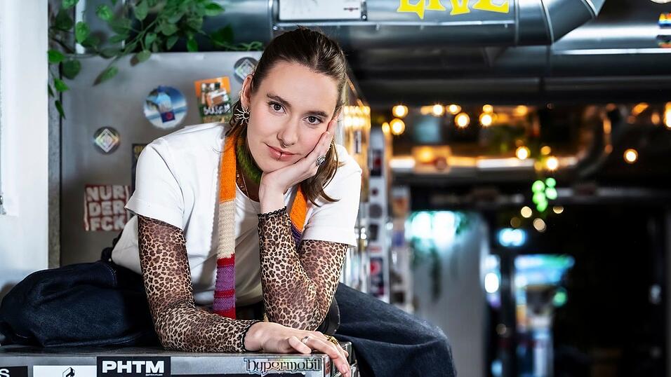 Malou Lovis ist in Wettringen (NRW) aufgewachsen.