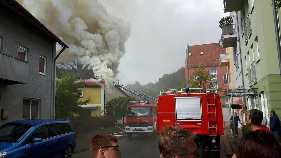 Feuerwehreinsatz in Rottenburg: In der Landshuter Stra&szlig;e ging der Dachstuhl eines Hauses in Flammen auf.