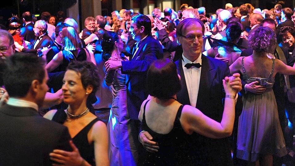 Zeitreise in die 20er Jahre - am Faschingssamstag h&auml;lt der Theaterball Einzug in das Theater am Bismarckplatz.