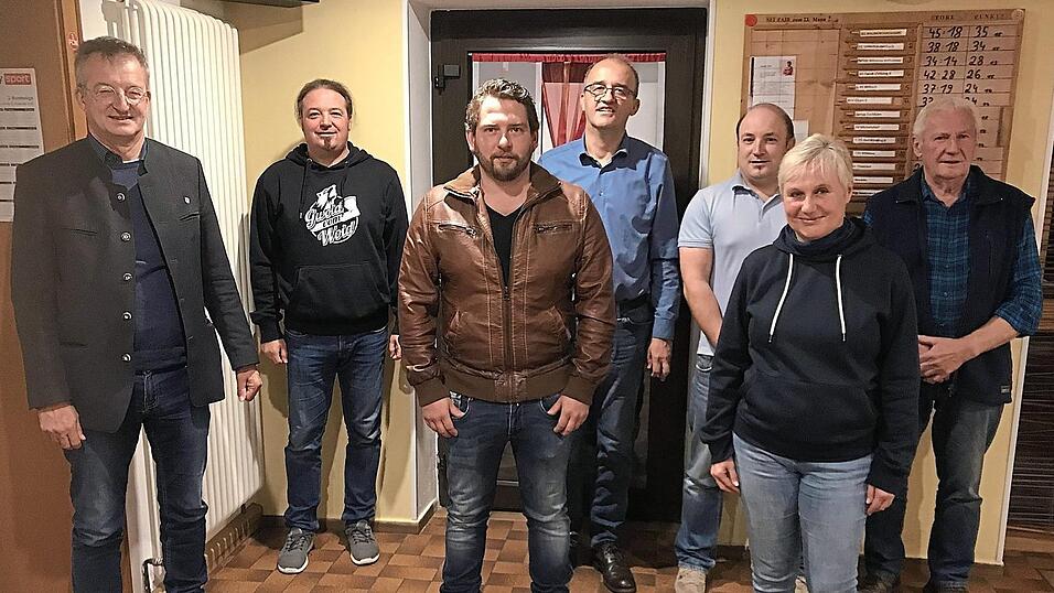 Die neugewählte Vorstandschaft mit Vorsitzendem Hubert Rückerl, zweitem Vorsitzenden Alfred Ederer und Bürgermeister Markus Ackermann Die neugewählte Vorstandschaft mit Vorsitzendem Hubert Rückerl, zweitem Vorsitzenden Alfred Ederer und Bürgermeister Markus Ackermann