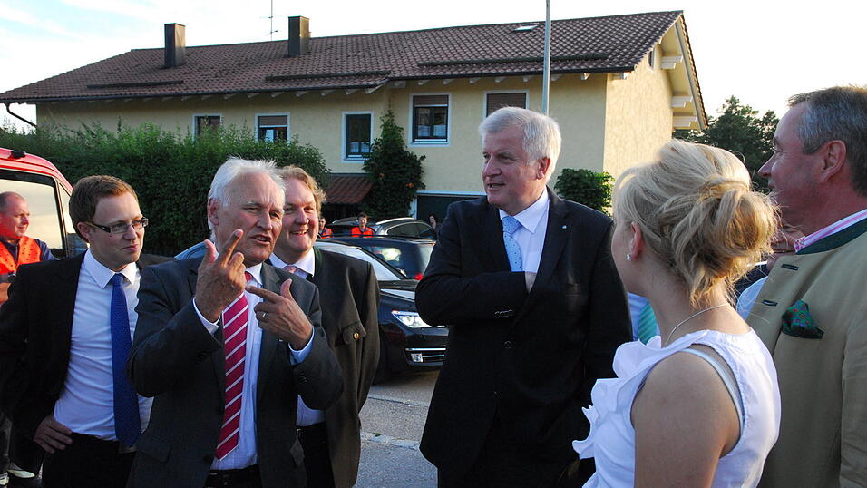 Die örtliche CSU-Politprominenz und viele weitere Menschen kamen in die Rampl-Halle um den bayerischen Ministerpräsidenten zuzuhören.