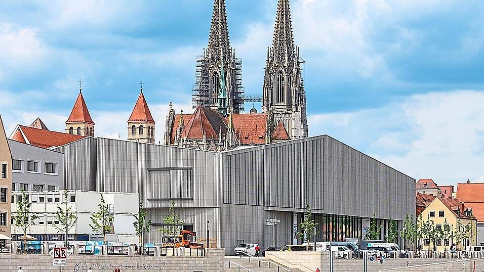 Söder und sein tschechischer Amtskollege Fiala treffen sich zunächst zu einer Ministerratssitzung im Haus der Bayerischen Geschichte, danach geht es weiter zum Dom. (Archivbild) Söder und sein tschechischer Amtskollege Fiala treffen sich zunächst zu einer Ministerratssitzung im Haus der Bayerischen Geschichte, danach geht es weiter zum Dom. (Archivbild)
