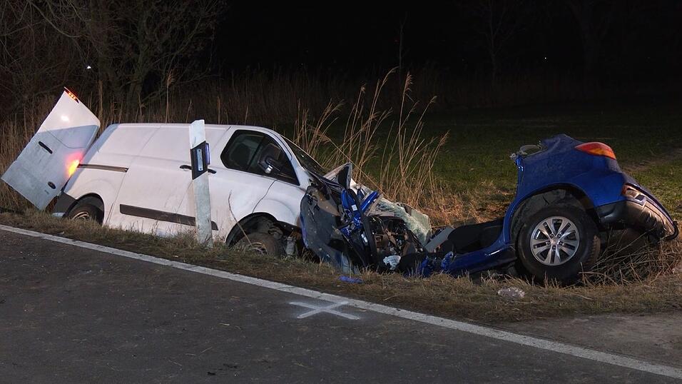 Ein dreijähriges Kind überlebt schwer verletzt einen Unfall in Pewsum - seine beiden Eltern sterben. Ein dreijähriges Kind überlebt schwer verletzt einen Unfall in Pewsum - seine beiden Eltern sterben.