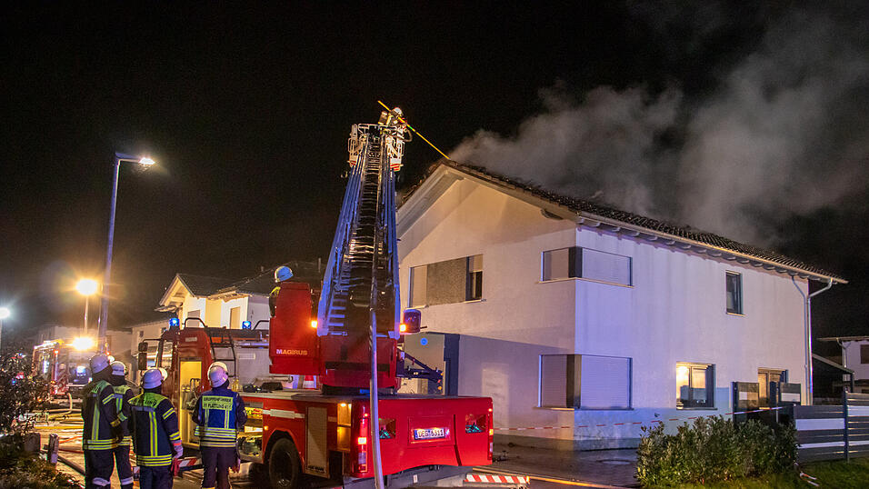 Rund 80 Einsatzkräfte waren beim Brand eines Einfamilienhauses in Plattling (Kreis Deggendorf) vor Ort. Rund 80 Einsatzkräfte waren beim Brand eines Einfamilienhauses in Plattling (Kreis Deggendorf) vor Ort.