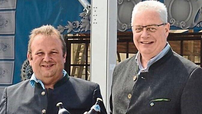 Brauereidirektor Holger Fichtel (rechts) und der Mooser Festwirt Helmut Wittmann.