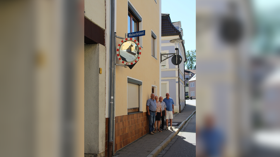 Gerhard Rachinger (v.l.), Annelore Winkler-Kick, Nik Söltl und Franz Streifeneder trafen sich, um das historische Foto nachzustellen. Gerhard Rachinger (v.l.), Annelore Winkler-Kick, Nik Söltl und Franz Streifeneder trafen sich, um das historische Foto nachzustellen.