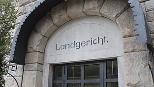 Ein 30-Jähriger muss sich wegen mehrerer mutmaßlicher Taten vor dem Landgericht verantworten.