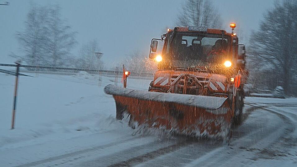 Geschick und Verantwortungsbewusstsein wird von den Fahrern des schweren Schneepflugs erwartet. Geschick und Verantwortungsbewusstsein wird von den Fahrern des schweren Schneepflugs erwartet.