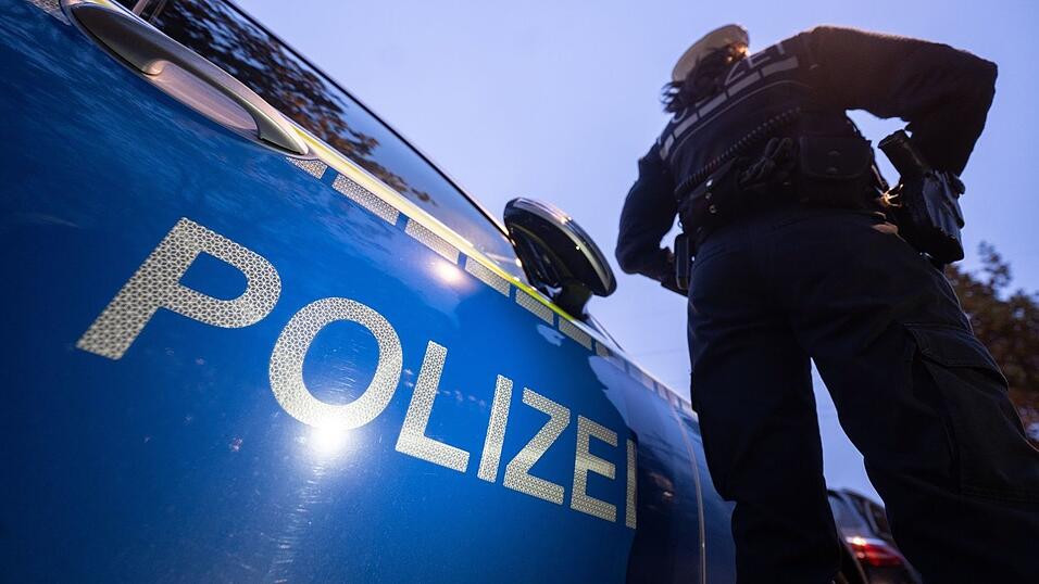 Der Mann soll die Polizistin bei seiner Festnahme verletzt haben. (Symbolbild) Der Mann soll die Polizistin bei seiner Festnahme verletzt haben. (Symbolbild)