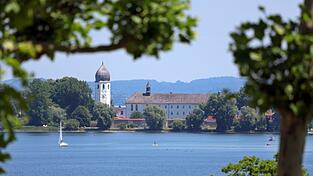 Der Chiemsee mit der Fraueninsel ist ein beliebtes Ausflugsziel in Oberbayern. (Archivbild) Der Chiemsee mit der Fraueninsel ist ein beliebtes Ausflugsziel in Oberbayern. (Archivbild)