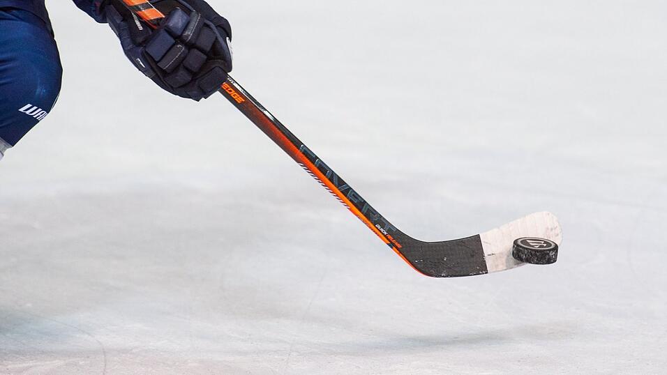 In Weiden hat ein Corona-Ausbruch beim Eishockeyteam Blue Devils die Infektionszahlen in der Stadt nach oben getrieben. Laut Angaben gebe es mittlerweile 15 bestätigte Fälle in der ersten Mannschaft.