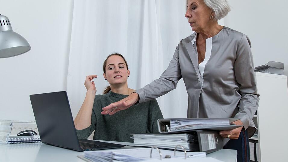 «Bitte das auch noch»: Zu viele Aufgaben von der Chefin stressen.