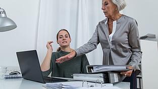 «Bitte das auch noch»: Zu viele Aufgaben von der Chefin stressen. «Bitte das auch noch»: Zu viele Aufgaben von der Chefin stressen.