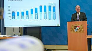 Joachim Herrmann pr&auml;sentierte die Statistik in M&uuml;nchen.