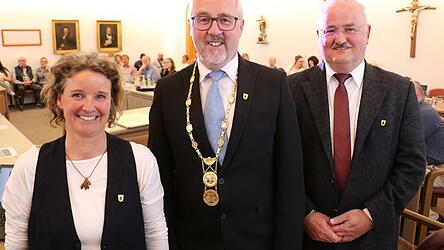 Viechtachs Erster B&uuml;rgermeister Hans Greil (Unabh&auml;ngige; Mitte) mit zweitem B&uuml;rgermeister Hans W&uuml;hr (FW; r.) und dritte&nbsp;B&uuml;rgermeisterin Christine Hagengruber (Zukunft Viechtach; l.)