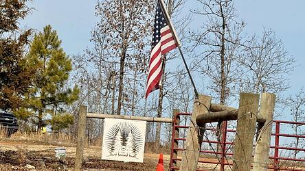 Am Rande des Ozark-Gebirges hat die rechtsradikale Gruppe &bdquo;Return To The Land&ldquo; von Anf&uuml;hrer Eric Orwoll eine Gemeinschaft gegr&uuml;ndet, in der nur Wei&szlig;e willkommen sind.