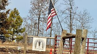 Am Rande des Ozark-Gebirges hat die rechtsradikale Gruppe &bdquo;Return To The Land&ldquo; von Anf&uuml;hrer Eric Orwoll eine Gemeinschaft gegr&uuml;ndet, in der nur Wei&szlig;e willkommen sind.