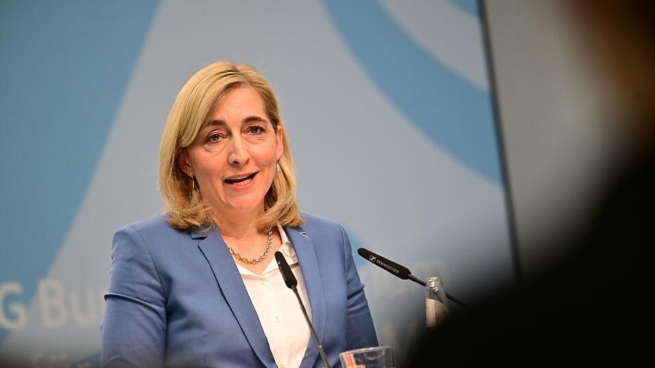 Bundesgesundheitsministerin Nina Warken (CDU) will nicht nur sparen, sondern auch neue Weichen stellen. Bundesgesundheitsministerin Nina Warken (CDU) will nicht nur sparen, sondern auch neue Weichen stellen.