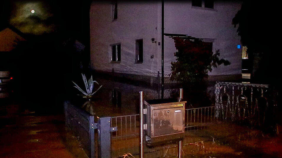 In Künzing im Landkreis Deggendorf überschwemmten Wassermassen auf einem Überlaufbecken eine nahe Wohnsiedlung - mehrere Keller liefen voll, auch die Straße stand zeitweise unter Wasser. In Künzing im Landkreis Deggendorf überschwemmten Wassermassen auf einem Überlaufbecken eine nahe Wohnsiedlung - mehrere Keller liefen voll, auch die Straße stand zeitweise unter Wasser.