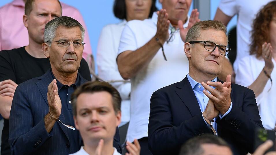Bayern-Präsident Herbert Hainer (l) und Vorstandschef Jan-Christian Dreesen erklären die Transferstrategie. (Archivbild) Bayern-Präsident Herbert Hainer (l) und Vorstandschef Jan-Christian Dreesen erklären die Transferstrategie. (Archivbild)