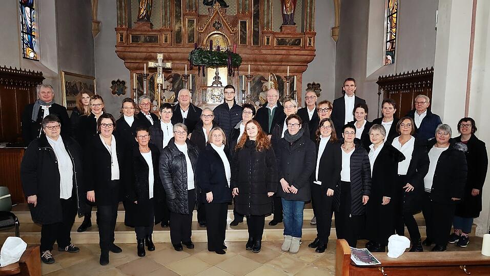 Der Kirchenchor Wallersdorf-Großköllnbach erhellte die Seelen seiner Zuhörer.