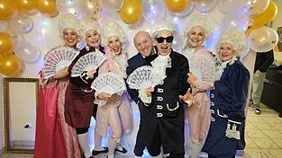 &bdquo;Falko&ldquo; mit seinen M&auml;tressen und einem gro&szlig;en Fan.