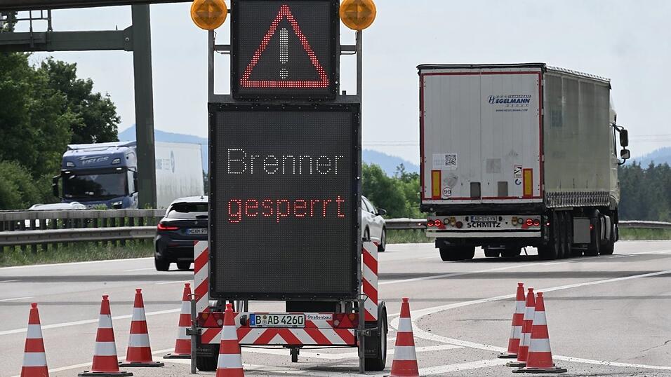 Lastwagen mussten an der Grenze umdrehen.