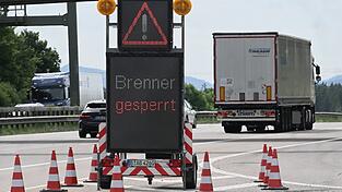Lastwagen mussten an der Grenze umdrehen. Lastwagen mussten an der Grenze umdrehen.