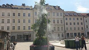 Ein Ortsbesuch am Montagnachmittag ergab: Die Spr&uuml;hnebelanlage am Neupfarrplatz funktionierte.