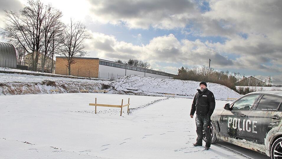 Unterhalb der Kaserne, am Stadtrand von Roding, baut Matthias Heindl Firmenhalle, Wohnhaus und Garagen. Das Baufeld ist ausgesteckt, der Untergrund vorbereitet. Der Firmenumzug soll, so hofft er, noch heuer erfolgen. Unterhalb der Kaserne, am Stadtrand von Roding, baut Matthias Heindl Firmenhalle, Wohnhaus und Garagen. Das Baufeld ist ausgesteckt, der Untergrund vorbereitet. Der Firmenumzug soll, so hofft er, noch heuer erfolgen.