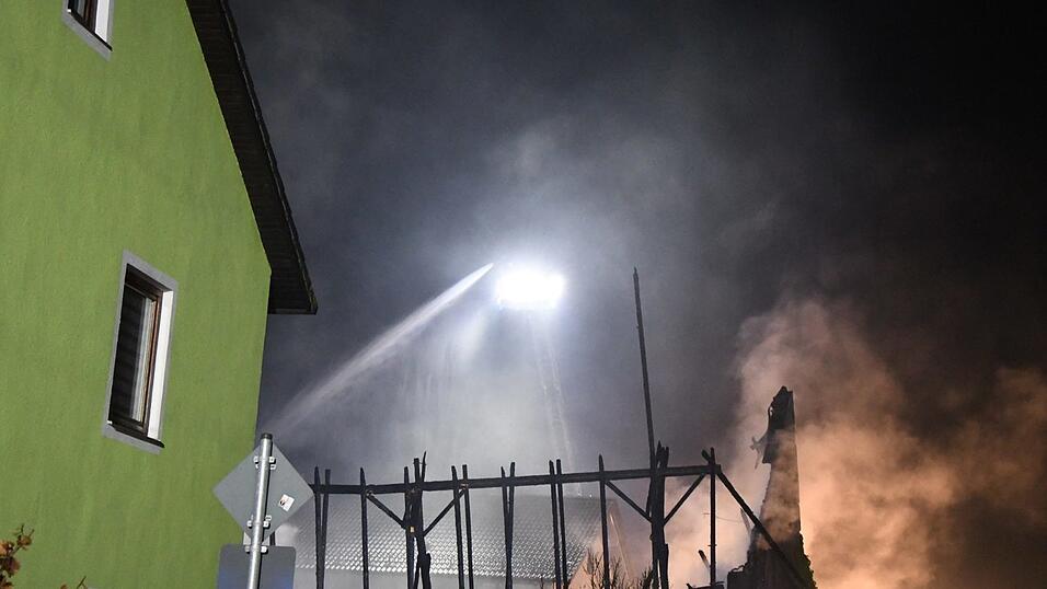 In Wildenberg im Kreis Kelheim brannte eine Lagerhalle. In Wildenberg im Kreis Kelheim brannte eine Lagerhalle.