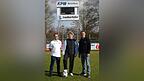 Elias Klenner (Mitte) will das Waldstadion für den Mädchenfußball erobern, auch mit Hilfe von 2. Abteilungsleiter Achim Mück (links) und Jugendleiter John Mayerhofer.
