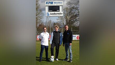 Elias Klenner (Mitte) will das Waldstadion für den Mädchenfußball erobern, auch mit Hilfe von 2. Abteilungsleiter Achim Mück (links) und Jugendleiter John Mayerhofer.