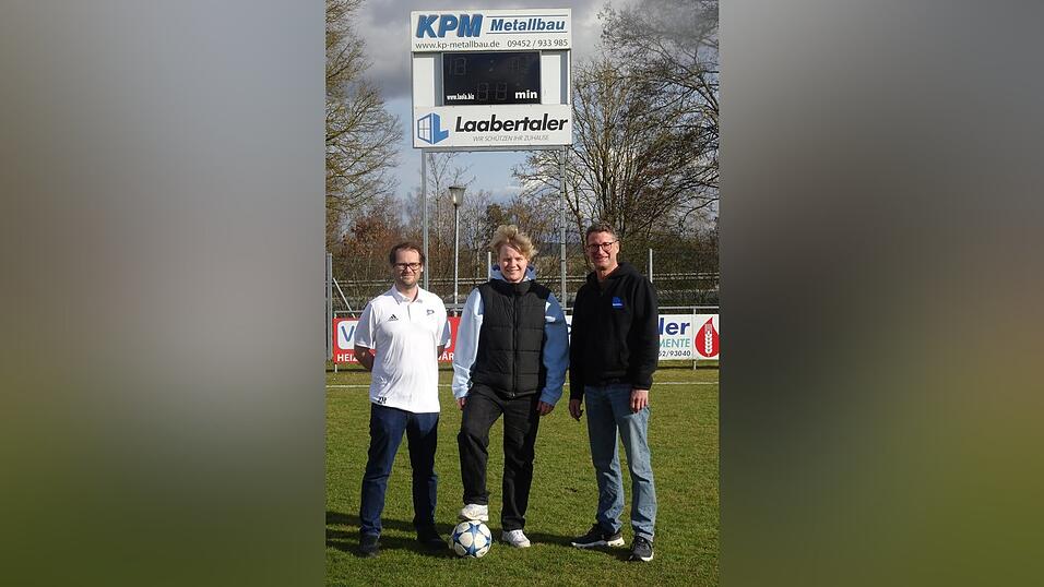 Elias Klenner (Mitte) will das Waldstadion für den Mädchenfußball erobern, auch mit Hilfe von 2. Abteilungsleiter Achim Mück (links) und Jugendleiter John Mayerhofer.