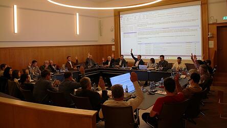 Einstimmig stimmten die Stadtr&auml;te dem Rekordhaushalt 2026 zu.