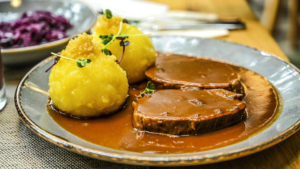 Im Bayerischen Kochbuch stehen Klassiker wie zum Beispiel Schweinsbraten. Mit den Jahren kamen Cocktails und Gerichte aus anderen L&auml;ndern wie Pizza oder Toast Hawaii hinzu. 1976 wog das Buch noch 1.345 Gramm. Die aktuelle Ausgabe wiegt dagegen schon 1.720 Gramm.