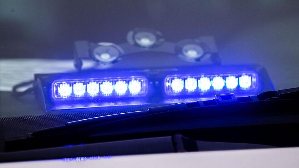 Bei einem Unfall im Landkreis Erding sind am Dienstag fünf Menschen verletzt worden - darunter zwei Kleinkinder. (Symbolbild)