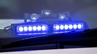Bei einem Unfall im Landkreis Erding sind am Dienstag fünf Menschen verletzt worden - darunter zwei Kleinkinder. (Symbolbild)