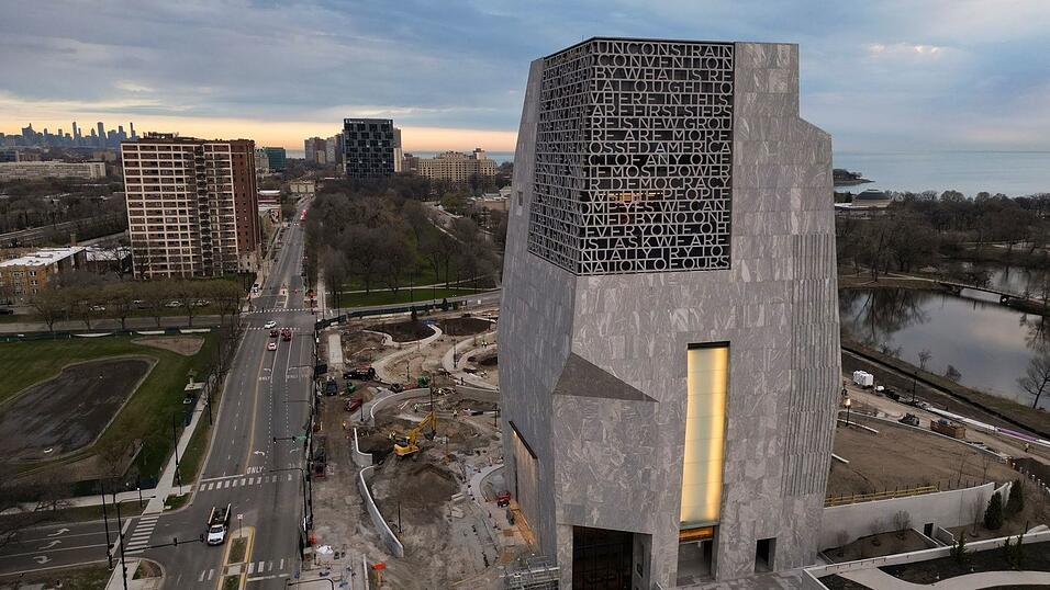 Ein riesiger Betonturm im S&uuml;den Chicagos beherbergt das Obama Presidential Center. (Archivbild)