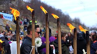 Angeh&ouml;rige der Opfer des Lawinenungl&uuml;cks am Rigopiano Hotel z&uuml;nden in Farindola Fackeln an.