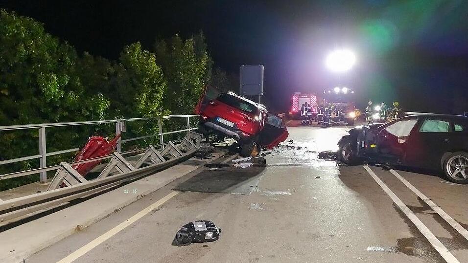 Am fr&uuml;hen Sonntagabend krachten zwei Autos auf der B20 frontal ineinander. Ein dritter Wagen fuhr in die Unfallstelle.