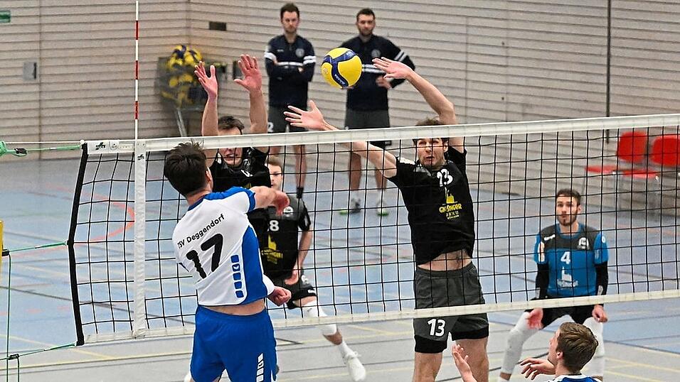 Über einen Auswärtssieg konnten sich die Deggendorfer Drittliga-Volleyballer freuen. Über einen Auswärtssieg konnten sich die Deggendorfer Drittliga-Volleyballer freuen.
