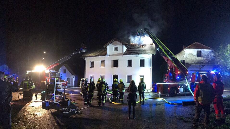 Bis in den Morgen hinein waren die Einsatzkr&auml;fte besch&auml;ftigt, um den Brand zu l&ouml;schen.