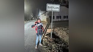 Zufrieden am Ziel: Christin Ziehr hat es zu Fuß von Straubing bis nach Babylon geschafft.